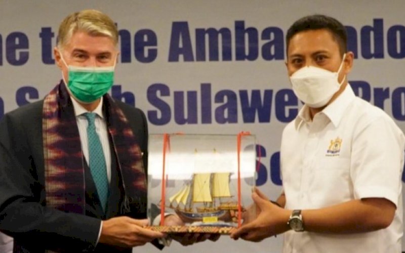 SILATURAHMI. Ketua Kadin Provinsi Sulsel Andi Iwan Darmawan Aras menyerahkan cenderamata kepada Duta Besar Kroasia untuk Indonesia Nebojsa Koharovic saat melakukan pertemuan silaturahmi di Claro Makassar, Rabu (10/11/2021). foto: istimewa
