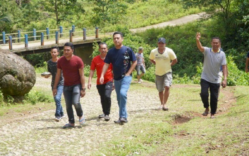 KUNJUNGAN DAPIL. Wakil Ketua Komisi V DPR RI, Andi Iwan Darmawan Aras, bersama rombongan berjalan kaki saat melakukan kunjungan dapil di Desa Patanyamang, Kecamatan Camba, Kabupaten Maros, Sulsel. foto: istimewa 