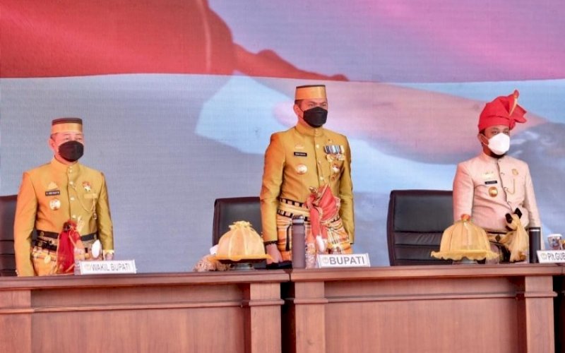 HJG. Plt Gubernur Sulsel, Andi Sudirman Sulaiman (kanan), menghadiri Hari Jadi Gowa (HJG) ke-701 tahun yang digelar di Halaman Kantor Bupati Gowa, Rabu (17/11/2021). Tampak hadir Bupati dan Wakil Bupati Gowa, Adnan Purichta Ichsan-Abd Rauf Malaganni. foto: istimewa