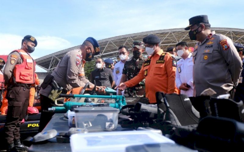 PENINJAUAN. Plt Gubernur Sulsel, Andi Sudirman Sulaiman, meninjau peralatan dan perlengkapan pasukan pada Apel Gelar Pasukan Kesiapsiagaan Penanganan Bencana Alam dan Pengecekan Peralatan SAR Wilayah Sulsel di Lapangan Karebosi Makassar, Kamis (11/11/2021). foto: istimewa