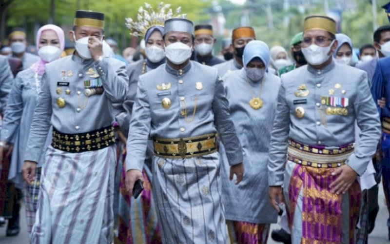 HUT MAKASSAR. Plt Gubernur Sulsel Andi Sudirman Sulaiman (tengah) didampingi Wali Kota Makassar Moh Ramdhan Pomanto (kanan) saat menghadiri acara peringatan HUT Kota Makassar ke-414 di Anjungan Pantai Losari Makassar, Selasa (9/11/2021). foto: istimewa