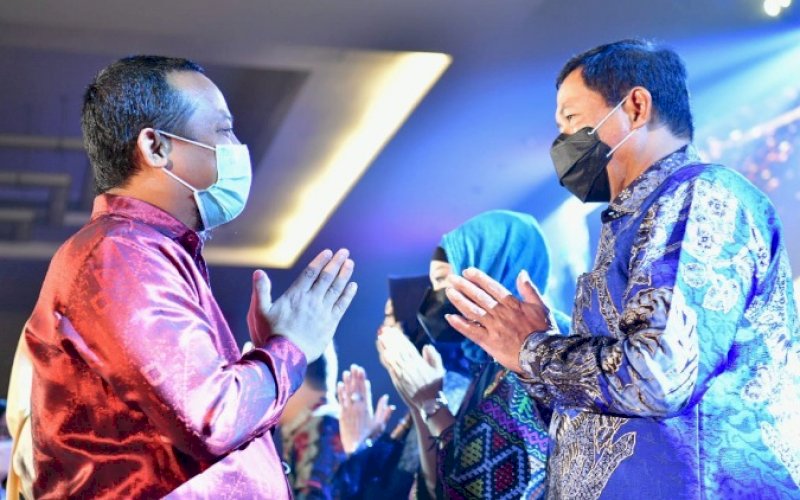 SAMBUTAN. Plt Gubernur Sulsel Andi Sudirman Sulaiman memberikan salam sambutan kepada Kapolda Sulsel yang baru Irjen Pol Nana Sujana pada acara pisah sambut Kapolda Sulsel di Claro Makassar, Selasa (16/11/2021) malam. foto: istimewa