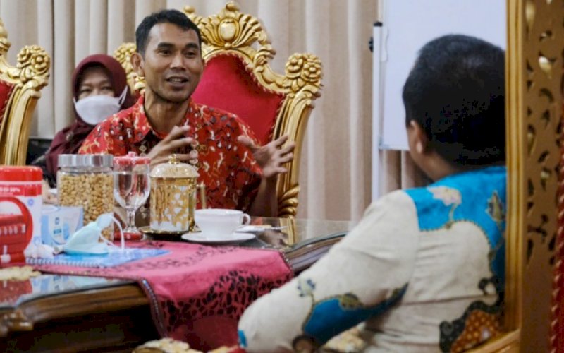 SILATURAHMI. Plt Gubernur Sulsel Andi Sudirman Sulaiman (kanan) menerima kunjungan silaturahmi Ketua KSN Mukhtar Guntur Kilat bersama jajaran pengurusnya di Rumah Jabatan Wakil Gubernur Sulsel, Jl Yusuf Daeng Ngawing, Makassar, Jumat (5/11/2021) malam. foto: istimewa