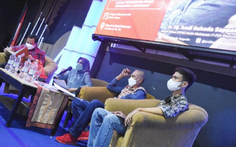SOSIALISASI PERDA. Wakil Ketua DPRD Kota Makassar, Andi Suhada Sappaile, menggelar Perda Kota Makassar Nomor 11 Tahun 2011 tentang Retribusi Pelayanan Persampahan di Hotel Almadera Makassar, Minggu (21/11/2021). foto: istimewa