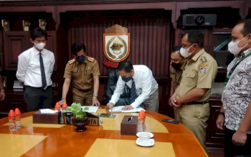 MOU. Bappenda Kota Makassar menanda tangani kerja sama (Memorandum of Understanding/MoU) bersama Bank Sulselbar disaksikan langsung Wali Kota Makassar Moh Ramdhan Pomanto di Ruang Rapat Kantor Balai Kota Makassar, Senin (8/11/2021). foto: istimewa