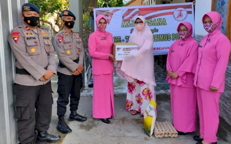 ANJANGSANA. Keluarga besar Batalyon C Pelopor Polda Sulsel menggelar anjangsana ke Purnawirawan, Warakawuri Brimob serta Pesantren Hidayatullah di Bone, Senin (8/11/2021). foto: istimewa