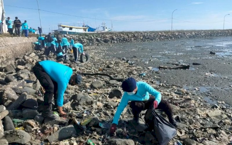 BERSIH PANTAI. Personel Batalyon C Pelopor Satbrimob Polda Sulsel turut berpartisipasi pada kegiatan sosial bersih-bersih pantai di sekitar area PPI (Pangkalan Pendaratan Ikan) Kelurahan Lonrae, Kecamatan Tanete Riattang Timur, Kabupaten Bone, Kamis (25/11/2021). foto: istimewa