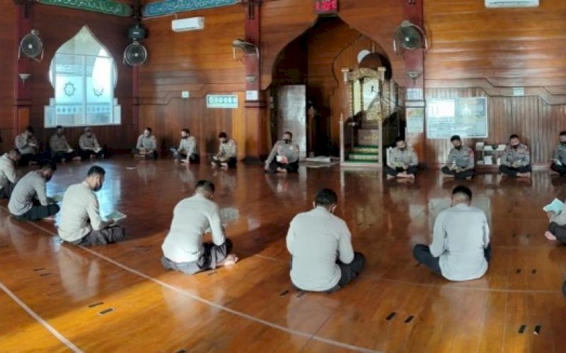 BINROHTAL. Batalyon C Pelopor Satuan Brimob Polda Sulsel menggelar kegiatan Pembinaan Rohani dan Mental (Binrohtal) di Masjid Babul Ikhlas Mako Yon C Pelopor, Watanpone, Bone, Kamis (11/11/2021). foto: istimewa