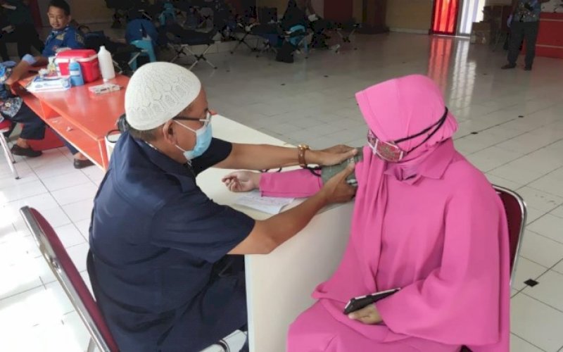 DONOR DARAH. Batalyon C Pelopor Satbrimob Polda Sulsel menggelar bakti sosial donor darah di Aula Mako Yon C Pelopor, Kota Watampone, Bone, Rabu (3/11/2021). foto: istimewa