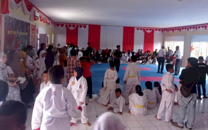 LATIHAN. Suasana latihan atlet karate Kabupaten Bone di Mako Yon C Pelopor Brimob Bone di Jl MH Thamrin, Bone, Minggu (28/11/2021). foto: istimewa