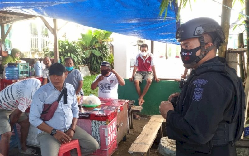 PATROLI KRYD. Personel Batalyon C Pelopor Sat Brimob Polda Sulsel melaksanakan Patroli KRYD (Kegiatan Rutin yang Ditingkatkan) untuk mengimbau masyarakat agar tetap mematuhi protokol kesehatan dengan menyasar pedagang di pasar, tukang becak, tukang ojek, buruh bangunan, dan masyarakat yang dijumpai di sepanjang jalan di Bone, Sabtu (27/11/2021).