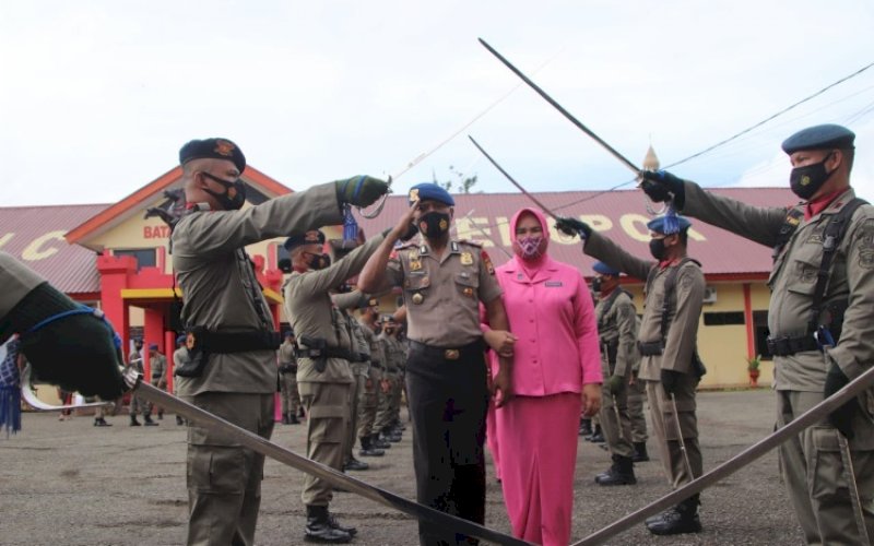 PELEPASAN. Batalyon C Pelopor menggelar acara tradisi pelepasan personel yang pindah tugas/mutasi dari Batalyon C Pelopor, Rabu (17/11/2021). foto: istimewa