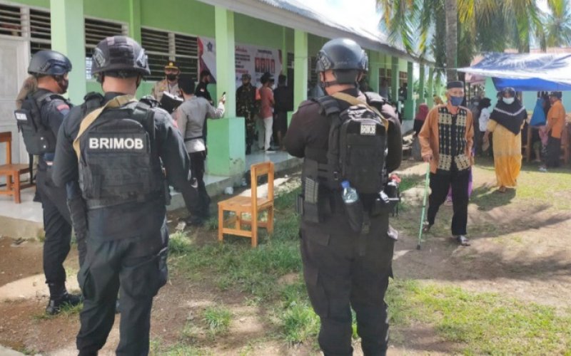 PENGAMANAN. Personel Batalyon C Pelopor Satuan Brimob Polda Sulsel ikut melakukan pengamanan pilkades serentak di Kabupaten Bone, Kamis (18/11/2021). foto: istimewa