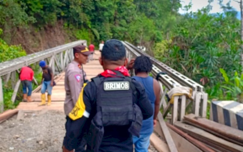 PERBAIKAN. Petugas Brimob Nusantara bersama bersama Polres Yalimo dan pemerintah setempat serta warga merampungkan perbaikan jembatan penghubung Kabupaten Wamena dan Kabupaten Yalimo, Provinsi Papua. foto: istimewa