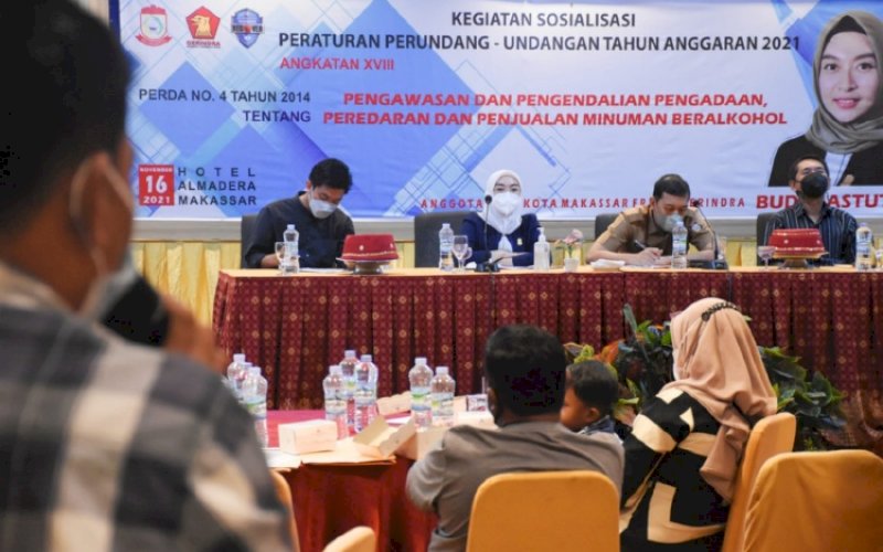 SOSIALISASI PERDA. Anggota DPRD Kota Makassar, Budi Hastuti, melakukan sosialisasi Perda nomor 4 tahun 2014 tentang Pengawasan, Pengendalian, Pengadaan, Peredaran dan Penjualan Minuman Beralkohol di Hotel Almadera Makassar, Selasa (16/11/2021). foto: istimewa