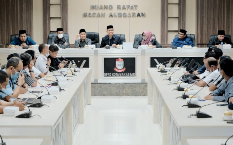 RDP. DPRD Kota Makassar menggelar Rapat Dengar Pendapat (RDP) membahas pengadaan listrik untuk Pulau Barrang Caddi di Ruang Badan Anggaran DPRD Makassar, Rabu (24/11/2021). foto: istimewa