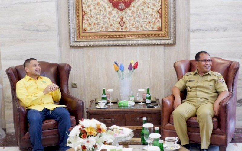 SILATURAHMI. Wali Kota Makassar Moh Ramdhan Pomanto (kanan) menerimaKetua DPD II Partai Golkar Makassar Munafri Arifuddin di kediaman pribadi Danny, Jl Amirullah, Kota Makassar, Senin (15/11/2021). foto: istimewa