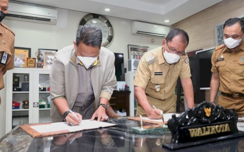 MOU. Wali Kota Makasar, Moh Ramdhan Pomanto, melakukan penandatanganan Momorandum of Understanding (MoU) dengan BPJS Ketenagakerjaan di kediaman pribadinya, Jl Amirullah, Kota Makassar, Selasa (16/11/2021). foto: istimewa
