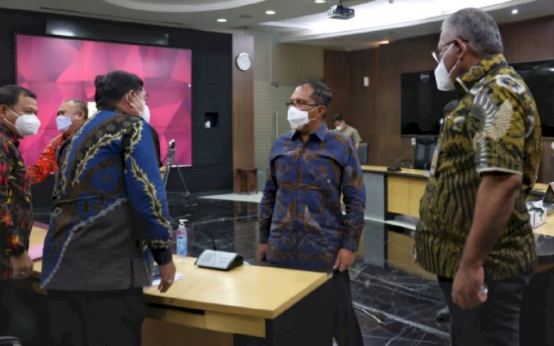 BAHAS MNP. Wali Kota Makassar Moh Ramdhan Pomanto mengikuti rapatbersama Deputi 1 Kepala Staf Kepresidenan Febry Calvin Tetelepta membahas tindak lanjut proses pembebasan lahan untuk Makassar New Port (MNP) di Kantor Staf Kepresidenan, Jakarta, Jumat (19/11/2021). foto: istimewa