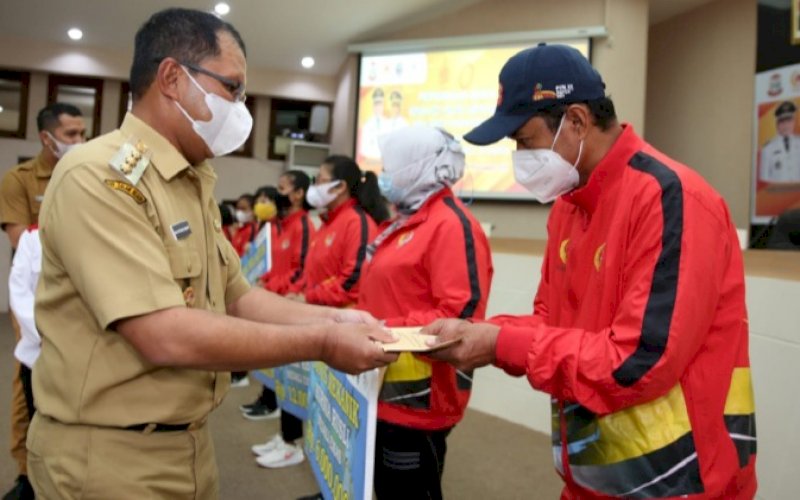 PENYERAHAN BONUS. Wali Kota Makassar, Moh Ramdhan Pomanto, menyerahkan bonus tambahan kepada atlet yang meraih medali pada Pekan Olahraga (PON ) XX Papua 2021 di Ruang Sipakalebbi, Balai Kota Makassar, Senin (8/11/2021). foto: istimewa