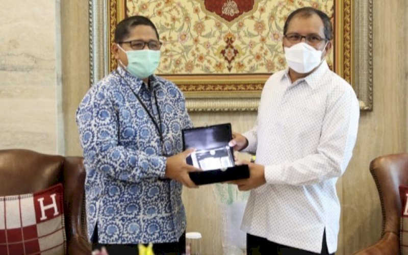 PERTEMUAN. Wali Kota Makassar Moh Ramdhan Pomanto bertemu Kepala Perwakilan Bank Indonesia Wilayah Sulsel Causa Iman Karana di kediaman pribadinya, Jl Amirullah, Kota Makassar, Jumat (5/11/2021). foto: istimewa 