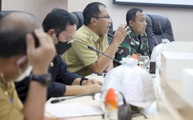 RAKOR. Wali Kota Makassar, Moh Ramdhan Pomanto, memimpin Rapat Koordinasi (Rakor) terkait pelaksanaan vaksin di Ruang Sipakatau Kantor Balai Kota Makassar, Senin (15/11/2021). Turut hadir Dandim 1408/BS Makassar, Kolonel Kav Dwi Irbaya Sandra. foto: istimewa