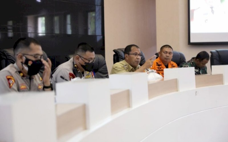 KOORDINASI. Wali Kota Makassar, Moh Ramdhan Pomanto (tengah), koordinasi dengan Forkopimda Makassar duduk bersama membahas penanganan banjir di Makassar, di Ruang Sipakatau Kantor Balai Kota Makassar, Senin (15/11/2021). foto: istimewa