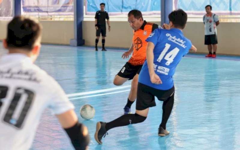 BERMAIN FUTSAL. Wali Kota Makassar, Moh Ramdhan Pomanto, dikawal pemain PDAM Makassar pada laga ekshibisi usai meresmikan RTH di Kawasan Kantor Perumda Air Minum Kota Makassar (PDAM Kota Makassar), Senin (22/11/2021). foto: istimewa