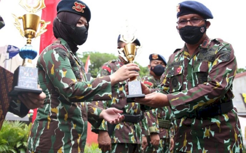 PENYERAHAN HADIAH. Wali Kota Makassar, Moh Ramdhan Pomanto, menyerahkan hadiah kepada juara lomba menembak HUT Korp Brimob, di sela-sela syukuran HUT ke-76 Korps Brimob di Mako Detasemen Gegana Satuan Brimob Polda Sulsel, Jl Sultan Alauddin, Kota Makassar, Minggu (14/11/2021). foto: istimewa