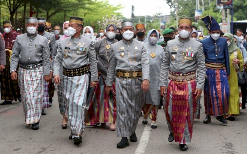 HUT MAKASSAR. Plt Gubernur Sulsel Andi Sudirman Sulaiman, Pangdam XIV Hasanuddin Mayor Jenderal TNI Mochamad Syafei Kasno, didampingi Wali Kota Makassar Moh Ramdhan Pomanto, Ketua DPRD Kota Makassar Rudianto Lallo, dan lainnya saat menghadiri acara peringatan HUT Kota Makassar ke-414 di Anjungan Pantai Losari Makassar, Selasa (9/11/2021). foto: istimewa