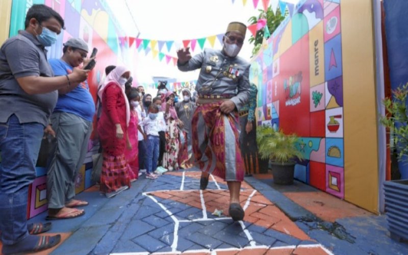 Wali Kota Makassar, Moh Ramdhan Pomanto, bermain dende-dende. foto: istimewa