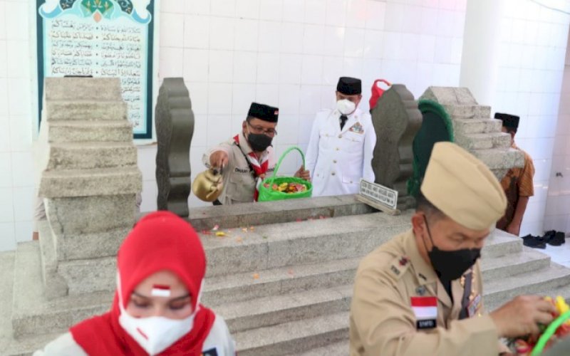 ZIARAH. Wali Kota Makassar, Moh Ramdhan Pomanto, saat ziarah ke makam Pangeran Diponegoro dan keluarganya di Jl Diponegoro, Kota Makassar, Rabu (10/11/2021). foto: istimewa 