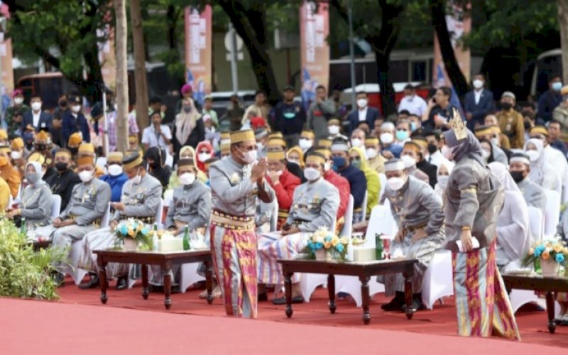 HUT MAKASSAR. Wali Kota Makassar Moh Ramdhan Pomanto menyapa Wakil Wali Kota Makassar Fatmawati Rusdi pada perayaan HUT Kota Makassar di Anjungan Pantai Losari Makassar, Selasa (9/11/2021). foto: istimewa