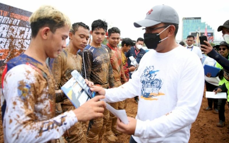JUARA. Wali Kota Makassar, Moh Ramdhan Pomanto, menyerahkan hadiah kepada para juara Open Tournament Grasstrack dan Motocross 2021 di Sirkuit Center Point of Indonesia (CPI), Jl Metro Tanjung Bunga, Makassar, Minggu (14/11/2021). foto: istimewa