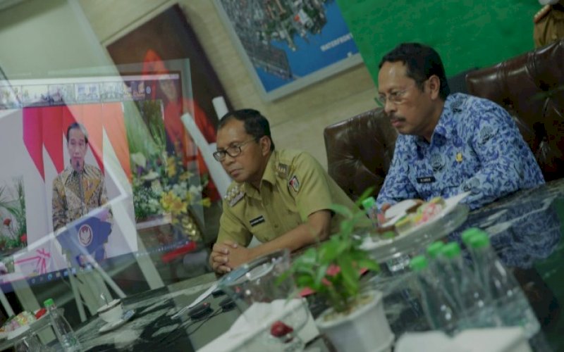 PENYERAHAN DIPA. Wali Kota Makassar Moh Ramdhan Pomanto didampingi Sekda Kota Makassar Muh Ansar menyaksikan penyerahan DIPA serta Rincian Alokasi TKDD Tahun 2022 oleh Presiden RI Joko Widodo di Istana Negara, Jakarta, melalui video conference, Senin (29/11/2021). foto: istimewa