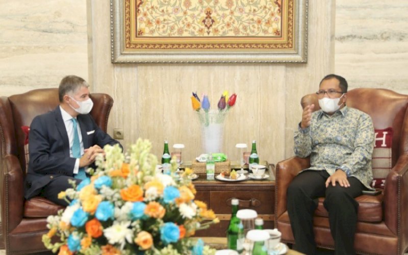 SILATURAHMI. Wali Kota Makassar Moh Ramdhan Pomanto menerima kunjungan silaturahmi Duta Besar Kroasia untuk Indonesia Nebojsa Koharovic di kediaman pribadinya, Jl Amirullah, Kota Makassar, Rabu (10/11/2021). foto: istimewa