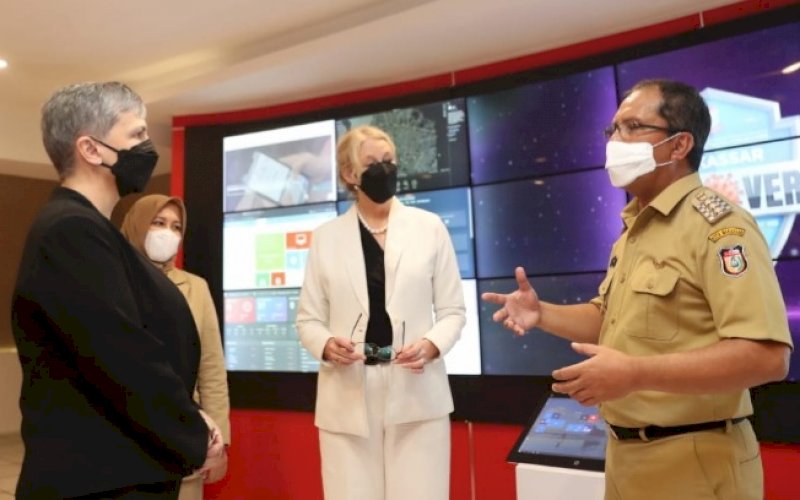 KUNJUNGAN DUBES. Wali Kota Makassar Moh Ramdhan Pomanto memberikan penjelasan kepada&nbsp;Duta Besar Australia untuk Indonesia Penny Williams PSM (kiri) di War Room Balai Kota Makassar, Senin (1/11/2021). foto: istimewa