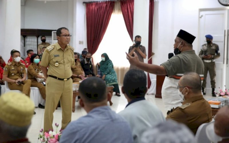 PERTEMUAN. Wali Kota Makassar, Moh Ramdhan Pomanto, menggelar pertemuan dan silaturahmi mencari solusi masalah perang kelompok bersama tokoh-tokoh masyarakat, Ketua RT/RW, Tripika, Lurah, dan Camat Ujung Tanah di Baruga Anging Mammiri Rumah Jabatan Wali Kota Makassar, Selasa (23/11/2021). foto: istimewa