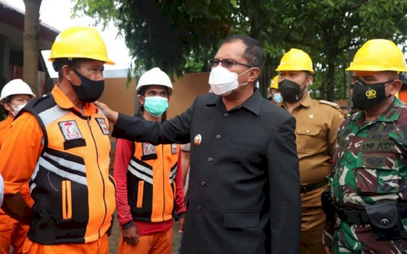 PENGECEKAN. Wali Kota Makassar, Moh Ramdhan Pomanto, melakukan pengecekan posko bencana untuk mengantisipasi terjadinya banjir di setiap wilayah Kota Makassar, Selasa (16/11/2021). foto: istimewa