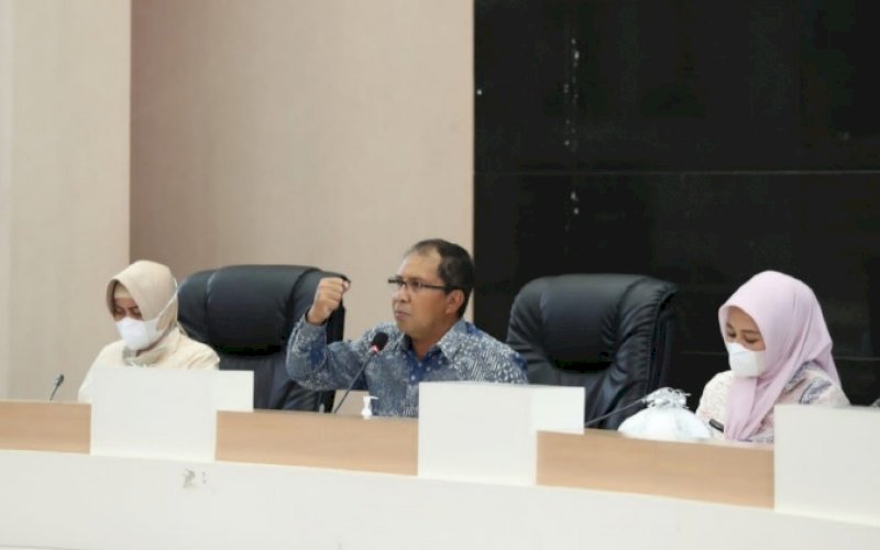 PIMPIN RAPAT. Wali Kota Makassar, Moh Ramdhan Pomanto, memimpin rapat koordinasi lingkup Pemkot Makassar dalam rangka HUT ke-414 Makassar di Ruang Sipakatau Kantor Balai Kota Makassar, Kamis (4/11/2021). foto: istimewa