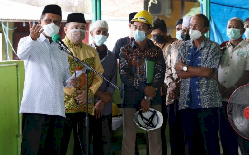 SAMBUTAN. Wali Kota Makassar, Moh Ramdhan Pomanto, memberikan sambutan pada peletakan batu pertama renovasi pembangunan Masjid Makkah Al- Mukarramah di Jl Suling 1, Blok 10 Perumnas Antang Makassar, Kota Makassar, Jumat (5/11/2021). foto: istimewa