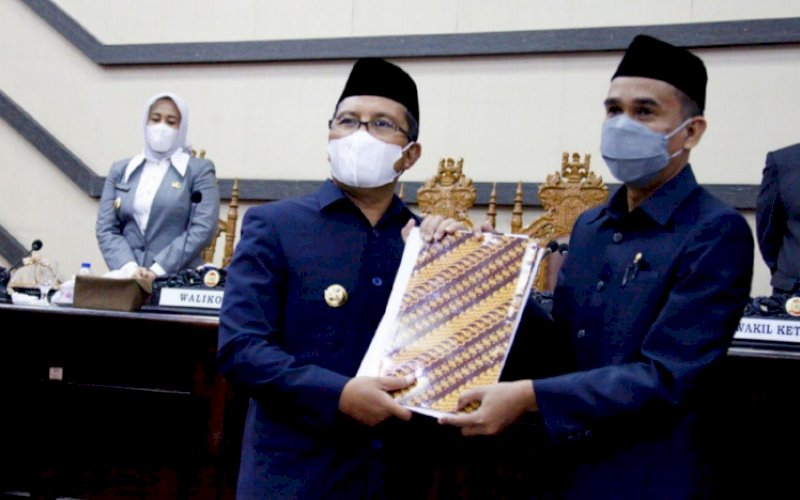 PENETAPAN. Wali Kota Makassar Moh Ramdhan Pomanto bersama Ketua DPRD Makassar Rudianto Lallo usai menandatangani penetapan APBD Makassar 2022 di Ruang Rapat Paripurna DPRD Makassar, Rabu (24/11/2021). foto: istimewa
