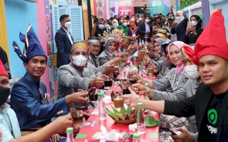 NGOPI. Wali Kota Makassar Moh Ramdhan Pomanto didampingi Ketua DPRD Kota Makassar Rudianto Lallo, serta seluruh Forkopimda Kota Makassar menyeruput kopi dan kue taripang di Lorong Bambapuang, Jl Gunung Bambapuang, Kecamatan Makassar, Selasa (9/11/2021). foto: istimewa