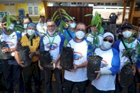 HUT Makassar Ke-414, Danny Pomanto Bersama KBA SMPN 5 Makassar Tanam Pohon