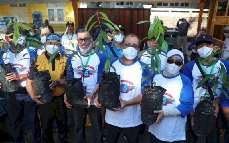 TANAM POHON. Wali Kota Makassar sekaligus Pembina KBA SMPN 5 Makassar, Moh Ramdhan Pomanto, menghadiri penanaman bibit serentak di sepanjang seluruh kanal di Kota Makassar yang digelar KBA SMPN 5 Makassar. foto: istimewa