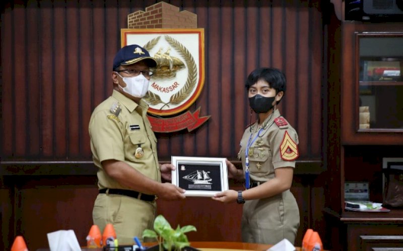 CENDERAMATA. Wali Kota Makassar, Moh Ramdhan Pomanto, menerima cenderamata dari perwakilan Taruna Akademi Angkatan Laut (AAL) di Ruang Kerja Wali Kota Makassar, Selasa (23/11/2021). foto: istimewa