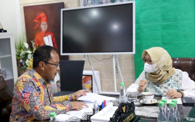 TERIMA UNDANGAN. Wali Kota Makassar Moh Ramdhan Pomanto menerima kunjungan Mitra USAID Makassar Rosniati Asis di kediaman pribadinya, Jl Amirullah, Kota Makassar, Minggu (21/11/2021). foto: istimewa