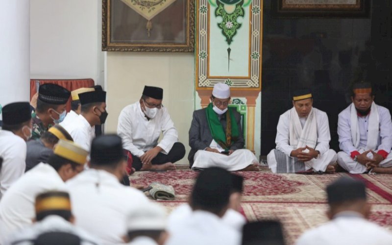 ZIKIR. Pemkot Makassar menggelar zikir dan doa dalam rangka menyambut HUT ke-414 Kota Makassar di Baruga Anging Mammiri, Rumah Jabatan Wali Kota Makassar, Senin (8/11/2021) malam. foto: istimewa