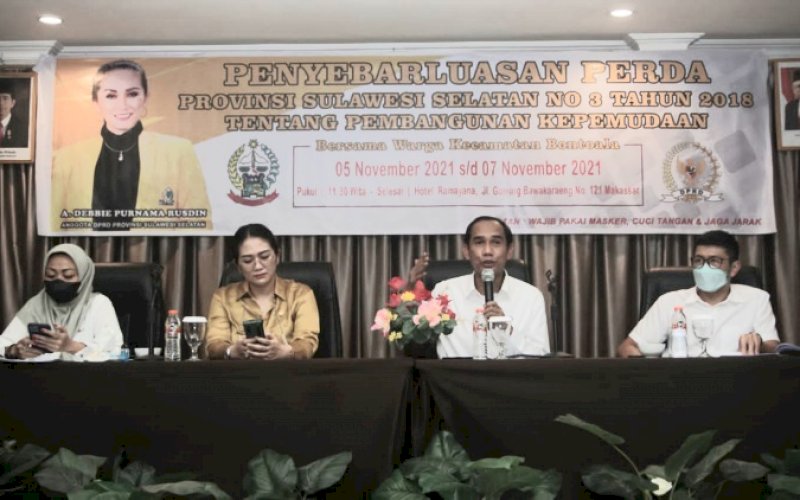 SOSIALISASI PERDA. Ketua DPRD Kota Makassar Rudianto Lallo (kedua kanan) memberikan pengarahan pada sosialisasi Perda Provinsi Sulsel Nomor 3 tahun 2018 tentang Pembangunan Kepemudaan yang diadakan anggota DPRD Provinsi Sulsel dari Fraksi Golkar Andi Debbie Purnama Rusdin di Hotel Ramayana, Makassar, Sabtu (6/11/2021). foto: istimewa