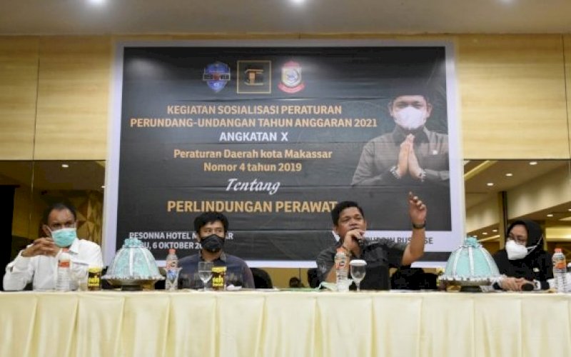 SOSIALISASI PERDA. Anggota DPRD Makassar, Fasruddin Rusli, sosialisasikan Perda Perlindungan Perawat di Hotel Pesonna Makassar, Rabu (6/10/2021). foto: istimewa